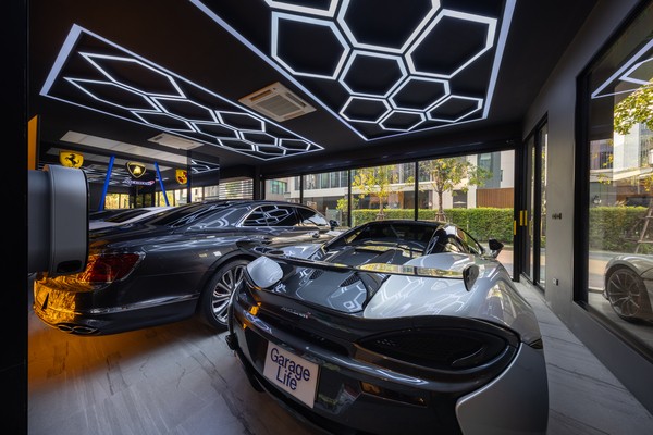 เพดานโรงจอดรถโทนสีดำ ตัดกับไฟ LED แบบรังผึ้งสีน้ำเงิน ในขณะเดียวกันพื้นที่ของโรงจอดรถ ยังสามารถปรับเปลี่ยนให้เป็นกลายเป็นพื้นที่อเนกประสงค์ได้ตามโอกาสอีกด้วย