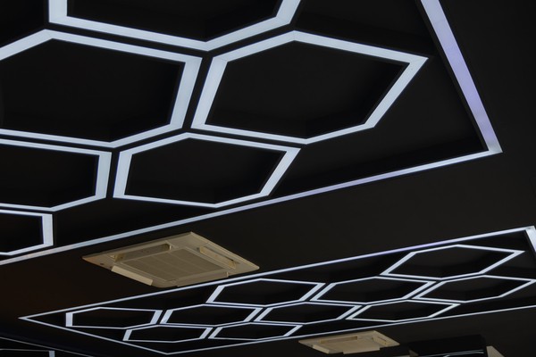 การจัดแสงไฟบนเพดานโรงจอดรถได้แรงบันดาลใจมากจากแลมเบอร์กินี่ จึงออกมาในรูปแบบที่คล้ายกับรังผึ้ง