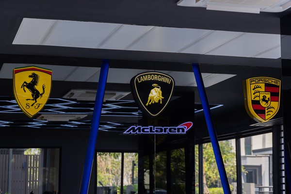 โลโก้แบรนด์ซุปเปอร์คาร์ชั้นนำทั้ง 4 แบรนด์ ที่ตกแต่งอยู่ในโรงจอดรถ แสดงออกถึงความชื่นชอบรถของเจ้าได้อย่างชัดเจน