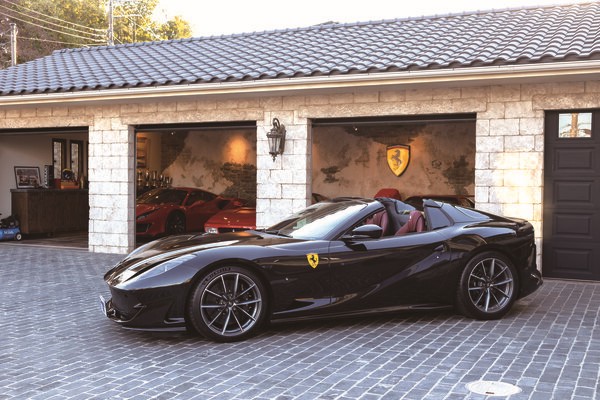 เมื่อก่อนใช้ 812 Superfast แต่ปีนี้เปลี่ยนมาใช้รถใหม่ 812GTS เพื่อเพลิดเพลินไปกับเสียงท่อไอเสียอันทรงพลังจากเครื่องยนต์ V12