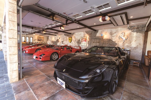 เพราะตอนนี้ไม่ได้ขับรถบนสนามแข่งแล้ว Ferrari 812GTS สปอร์ตคาร์เปิดประทุนทรงพลังจึงเป็นรถคันโปรดของคุณซากาโมะโตะ 