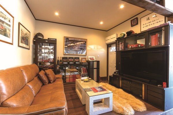 มีห้องทำงานอดิเรกอยู่ที่ฝั่งอาคารหลักของโรงจอดรถ ตกแต่งด้วยโมเดลรถ และมีหนังสือเกี่ยวกับเฟอร์รารีวางอยู่ โซฟาที่นี่เป็นที่นั่งพิเศษสำหรับชมรถที่รักด้วย