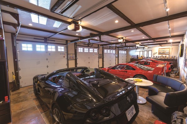 จากการประกอบเป็นโครงถัก จึงสร้างโรงจอดรถไม้ที่กว้างขวางได้โดยไม่มีเสา ที่จริงบอกให้บริษัทรับเหมาสร้างบ้าน สร้างโรงจอดรถด้วย แต่เขาไม่สามารถทำได้ จึงให้บริษัทอื่นที่เชี่ยวชาญเป็นผู้สร้าง