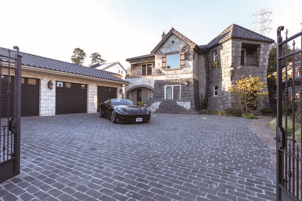 อิฐที่ปูอย่างสวยงามบริเวณทางเข้า เป็นอิฐที่คุณซากาโมะโตะนำมา ผู้รับเหมาก็ตั้งใจวางเรียงให้สวยงามและเหมาะสม ส่วนบ้านอาคารหลักก็ตกแต่งในสไตล์แอนทีคเช่นกัน