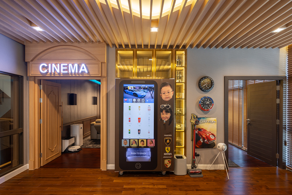 บริเวณชั้น 2 ที่ถูกขยายพื้นที่เพิ่มขึ้น ที่เห็นเป็นห้อง CINEMA มีป้ายติดอยู่บนประตูทางเข้าชัดเจน เหมือนโรงภาพยนตร์ มีตู้กดขนม และเครื่องดื่ม ส่วนข้างๆ เป็นห้องทำงาน