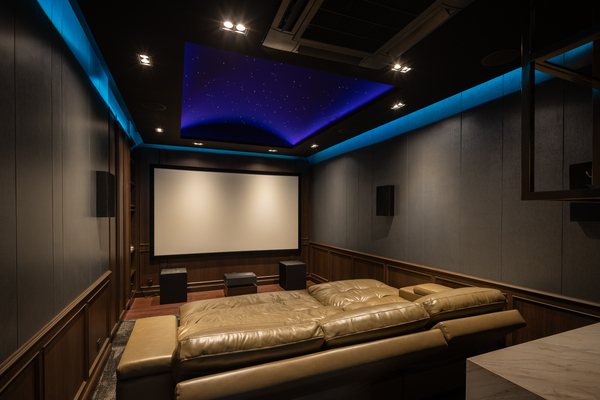 ภายในห้อง CINEMA มีจอโปรเจคเตอร์พร้อมเครื่องฉายภาพยนตร์ และโซฟาเบดขนาดใหญ่ เพดานห้องเลือกใช้สีดำพิเศษ ซึ่งเป็นเฉดที่ดำที่สุด และดีไซน์ฝ้าเพดานให้เสมือนเรากำลังนอนมองดูดาวในกาแลคซี่ ห้องนี้ถือเป็นมุมพักผ่อนที่เป็นไฮไลท์ของบ้านเลยทีเดียว