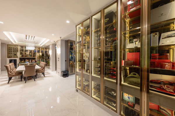 บริเวณชั้น 1 ในโซนห้องรับแขกจะเป็นการใช้เพดานสูง ทำให้ดูโปร่ง  นอกจากนี้ จะเห็นของสะสม รวมถึงโมเดลรถ ที่ถูกนำมาจัดวาง เป็นได้ทั้งมุม Showcase และมุมสร้างความสุขให้กับเจ้าของบ้าน