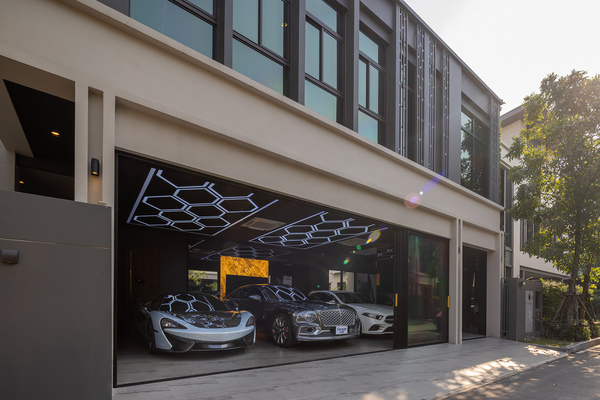 โรงจอดรถที่รีโนเวทจากพื้นที่ Carport เดิม โดยต่อเติมจนเต็มพื้นที่ด้านหน้า ทำให้ด้านบนของโรงจอดรถได้เพิ่มที่ใช้สอยในแนวตั้งเพิ่มขึ้น