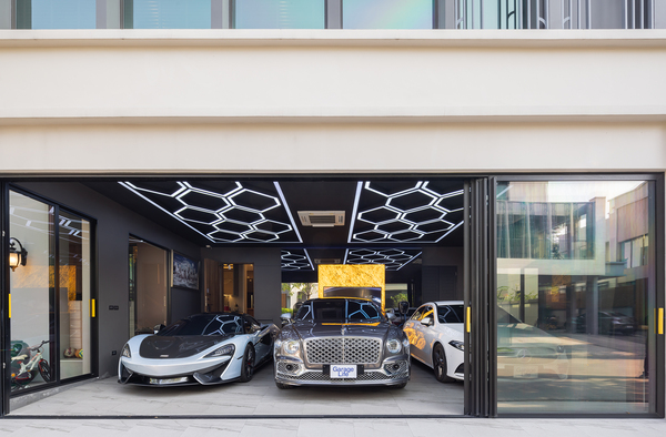 ประตูโรงจอดรถเป็นแบบบานเลือนไฟฟ้าสไสด์ด้านข้าง สะดวกในการนำรถเข้าออก ซึ่งสามารถเปิด-ปิด ได้ทั้งฝั่งซ้ายและขวา