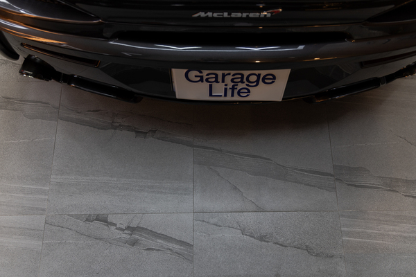 พื้นโรงจอดรถปูด้วยกระเบื้องหินแกรนนิตที่มีความแข็งแรง  ทนต่อรอยขีดข่วน ที่สำคัญมีลวดลายที่เป็นเอกลักษณ์เฉพาะตัวอีกด้วย