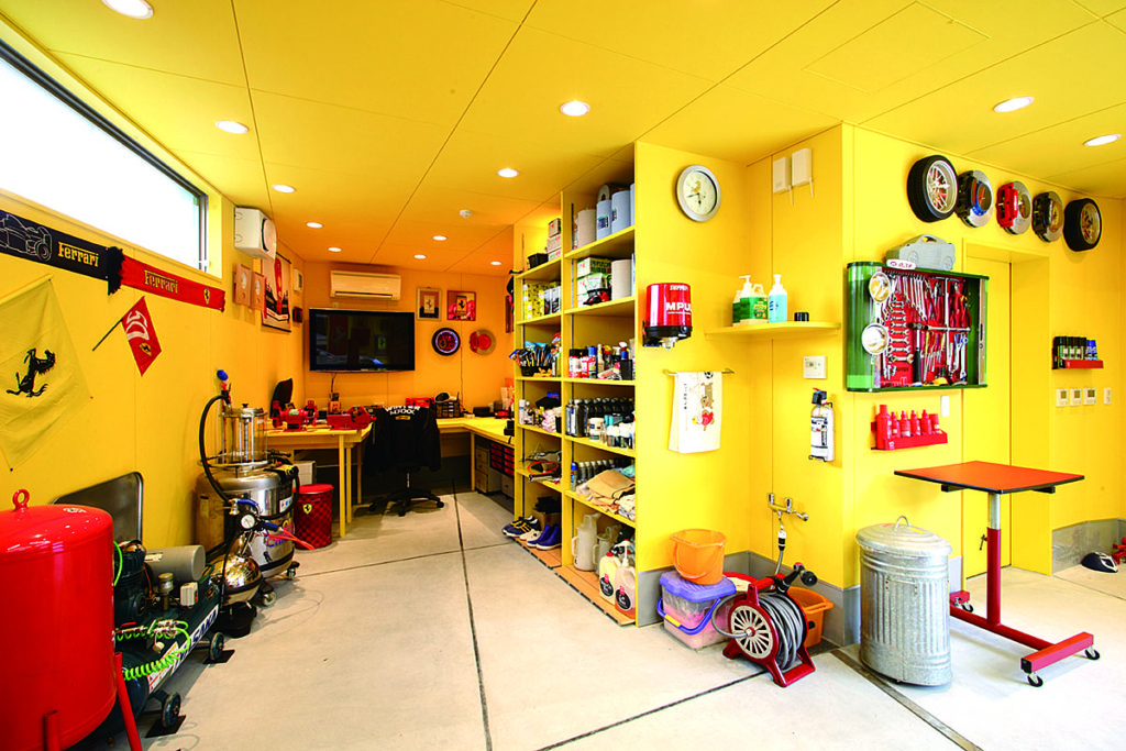 ด้านในของ Maintenance Garage มีอุปกรณ์พร้อมจนแม้แต่อู่ของช่างมืออาชีพยังอาย นอกจากจะมีอุปกรณ์ครบถ้วนแล้ว ยังถูกจัดวางอย่างเป็นระเบียบ ให้ความรู้สึก Clean จริง ๆ มีแม้กระทั่งการนำเตียงแบบง่าย ๆ มาไว้ในนี้ เพื่อใช้พักผ่อนก่อนออกไปทำงาน เวลาที่ต้องทำงานในโรงจอดรถจนถึงเช้า เยี่ยมจริง ๆ
