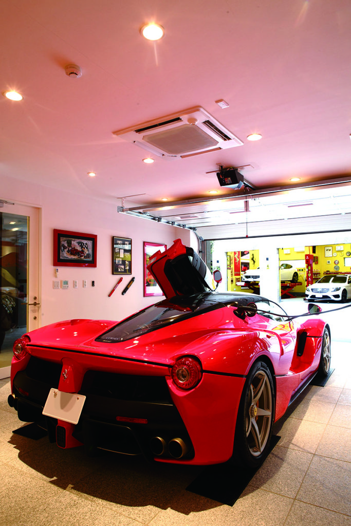 สามารถมองเห็น Maintenance Garage ผ่าน Ferrari ซึ่งอยู่ใน Gallery Areaได้ ที่สามารถทำโรงจอดรถที่มีลักษณะแตกต่างกันภายในบ้านได้ เพราะบ้านคุณ M มีพื้นที่กว้าง พื้นปูด้วนหินแกรนิต