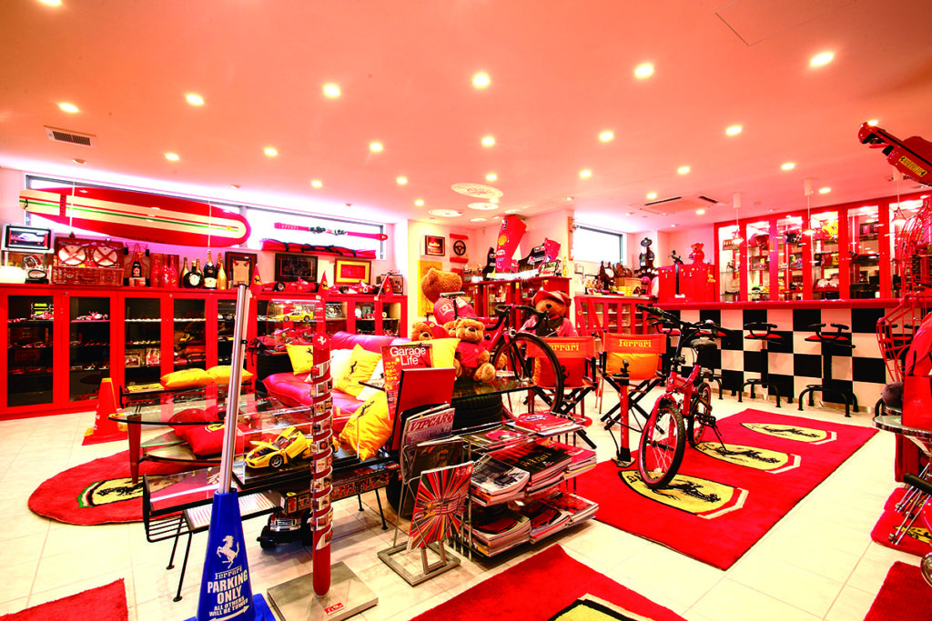 ห้องงานอดิเรกที่สิ่งของต่าง ๆ ถูกแต่งให้เป็นสีของ Ferrari ทั้งหมด มีตั้งแต่ Nose Cone และรถจักรยานยนต์ที่เป็นของชิ้นใหญ่ ไปจนถึงตุ๊กตา จานชาม และไม้สกี ขอยืนยันอีกทีนะครับว่า ที่นี่ไม่ใช่ Official Shop ของ Ferrari