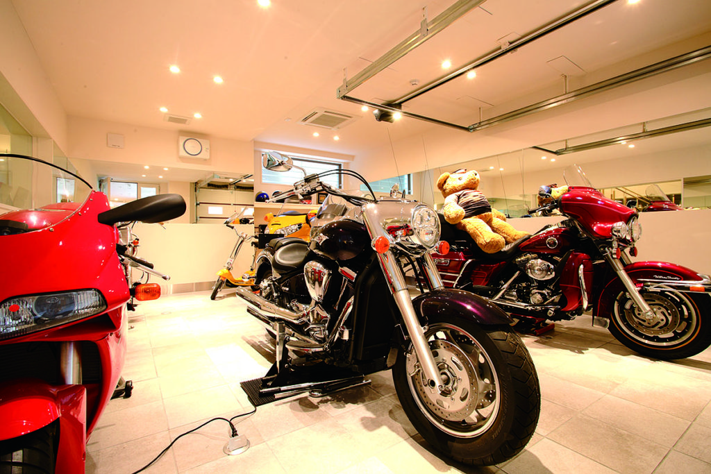 รงจอดรถส่วนนี้ที่จอดราชาแห่งพื้นดิน Big Bike เช่น Harley, Ducati เป็นที่จอดรถคันโปรดของคุณพ่อคุณ M เป็นภาพที่แทบอดใจไม่ไหวสำหรับคนรักมอเตอร์ไซค์