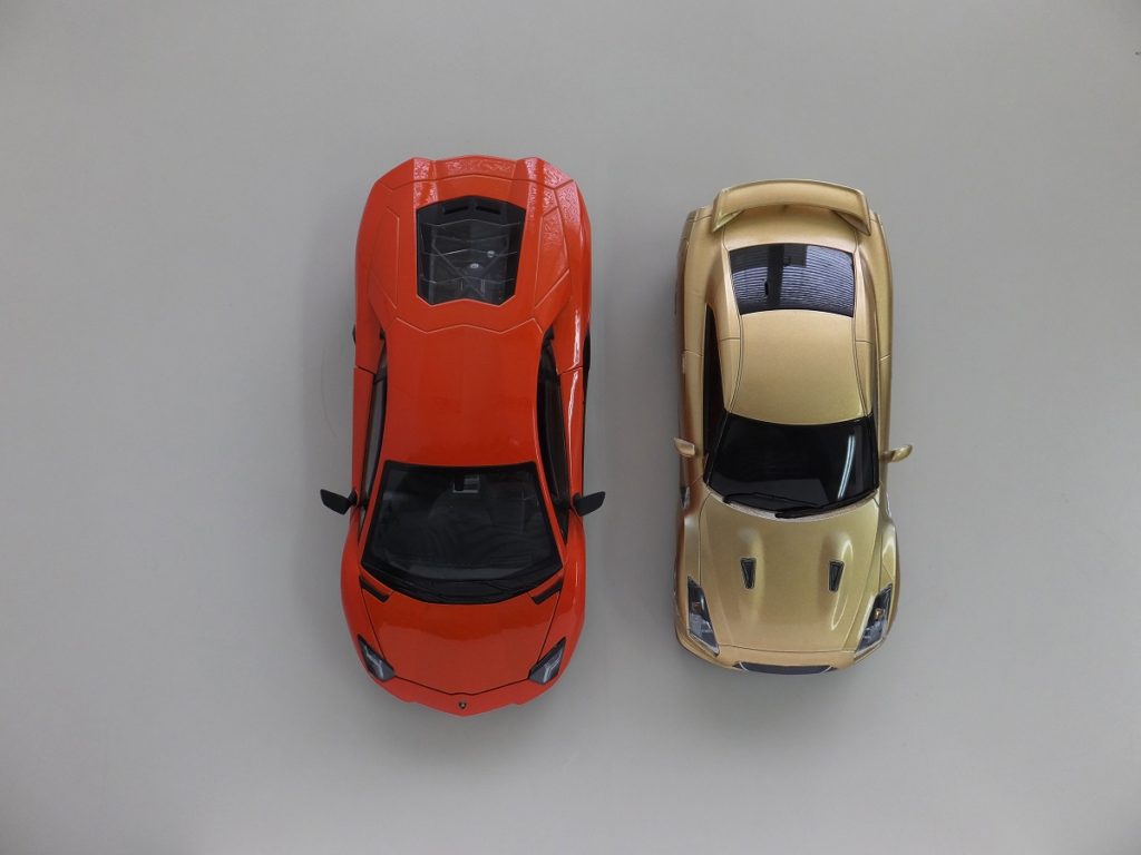 Mini-Z Racer สเกล 1/27 วางในบ้านได้สะดวก เมื่อเปรียบ เทียบกับพลาโมเดลที่ส่วนใหญ่เป็น 1/24 จะเห็นว่าเล็กกว่านิดหน่อย