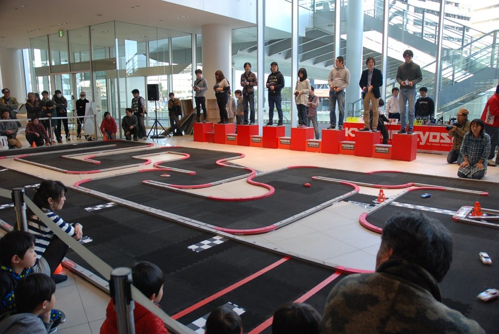 Mini-Z Racer มีแฟนจำนวนมาก จึงได้จัดการแข่งขันในแต่ละพื้นที่ทั่วประเทศญี่ปุ่น ไม่ว่าจะเป็น "Mini-Z Cup" สนับสนุนโดย KYOSHO หรือ "Mini-Z Jimoto Cup" ที่ได้รับการยอมรับอย่างเป็นทางการ ข้อมูลของการแข่งขันกับ Mini-Z ดูได้ที่ HP! (kyosho.com/jpn)