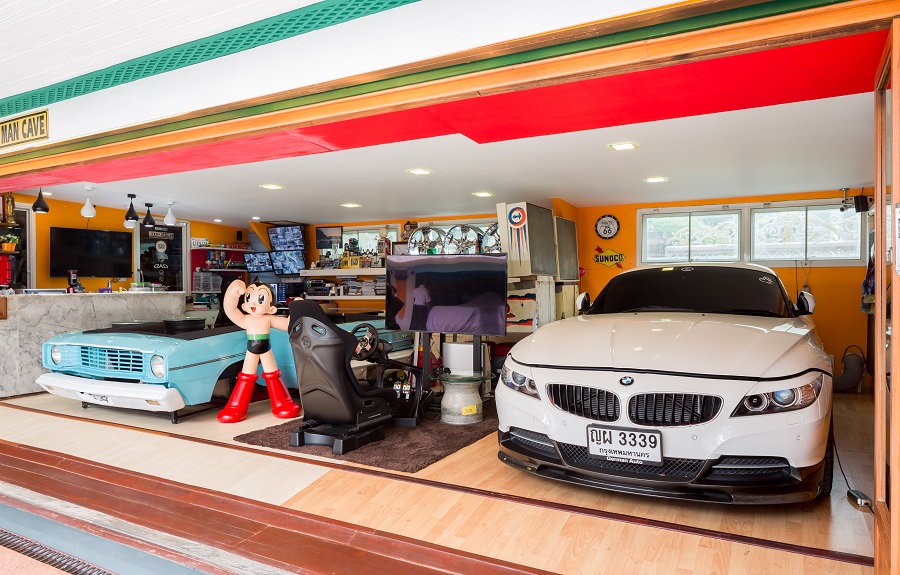 “Men Cave” คือชื่อของโรงจอดรถหลังนี้ ด้านในมีโต๊ะทำงานส่วนตัว มีจอมอนิเตอร์กล้องวงจรปิดที่ติดไว้โดยรอบ เรียกว่าเป็นฐานบัญชาการของที่นี่ก็ว่าได้
