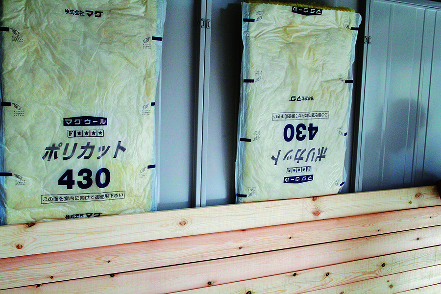 8.ด้วยความคาดหวังที่จะป้องกันความร้อนจึงซื้อฉนวนใยแก้ว (fiberglass) ขนาด 3.30578 ตร.ม. ใช้เทปกาว 2 หน้ายึดไว้ด้านในผนัง
