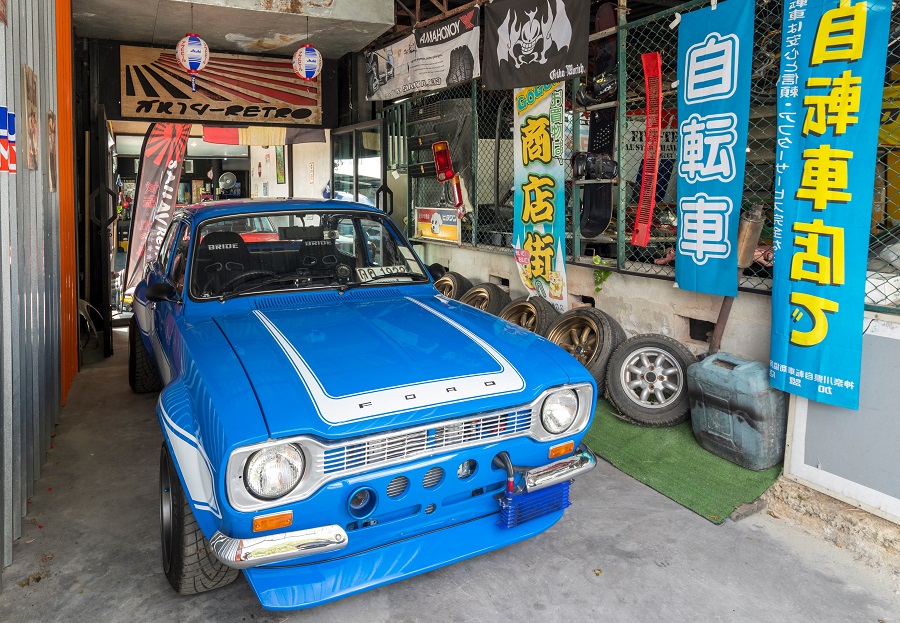Ford Escort Mk1 ที่จอดอยู่บริเวณทางเชื่อมที่ถูกต่อเติมขึ้นมาใหม่ด้วยโครงสร้างเหล็ก หลังคาและผนังให้แผ่นคาเมทัลชีท