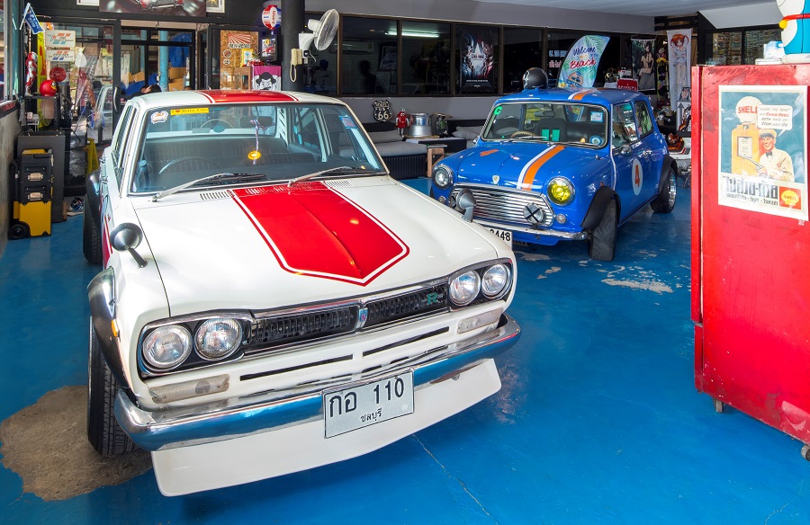 พื้นที่ในส่วนของโรงจอดรถ ทาด้วยสี Epoxy สีฟ้า ตัดกับตัวรถสีขาวขลิบแดงของ Datsun Bluebird 510 ได้อย่างลงตัว
