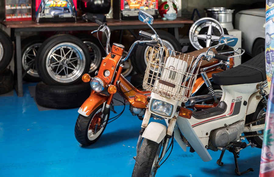 ภายในโรงจอดรถตกแต่งด้วยบรรดาของสะสม ทั้งยาง ล้อแม็ก และมินิไบค์อย่าง Honda Chaly เครื่องยนต์ 110 ซี.ซี.