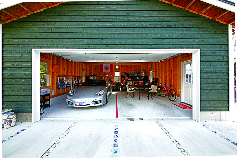 ในโรงจอดรถมีขนาดใหญ่พอที่จะรองรับรถ 2 คัน ปัจจุบันจอด Porsche Boxster  1 คัน และที่เหลือเป็นพื้นที่ว่าง