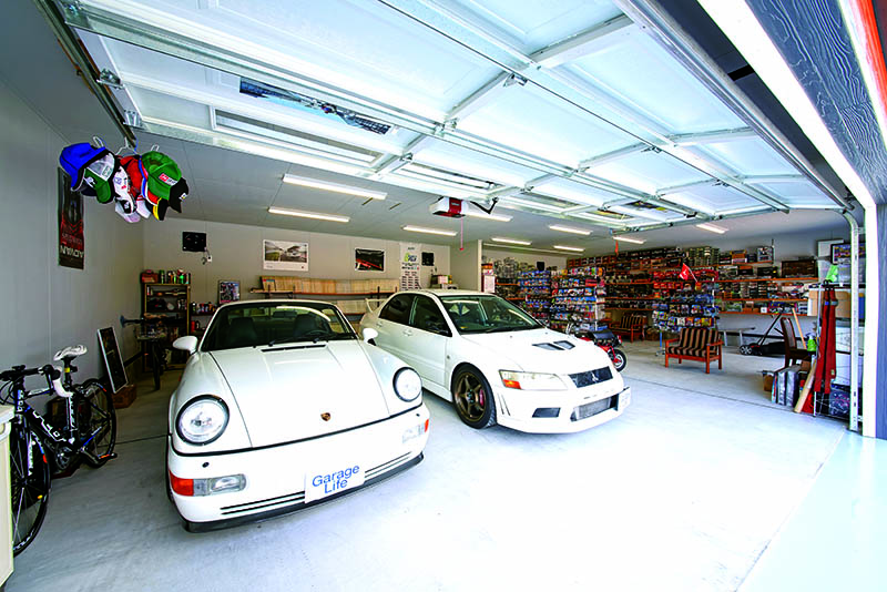 พอเปิดประตูชัตเตอร์เหล็ก ก็จะพบกับรถคันโปรด 2 คัน เป็นรถที่ซื้อใหม่คือ Porsche Carrera รุ่นปี 92 กับ Mitsubishi Lancer Evolution รุ่นปี 01 ทั้งสองคันมีเสียงเครื่องยนต์ที่ดีและให้ความเพลิดเพลินในการขับขี่แบบเซอร์กิต