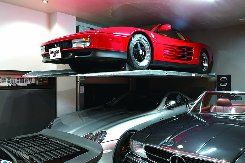 ชั้นบนของลิฟต์ยกรถคือ Ferrari Testarossa ส่วนชั้นล่างคือ Mercedes-Benz SLR McLaren