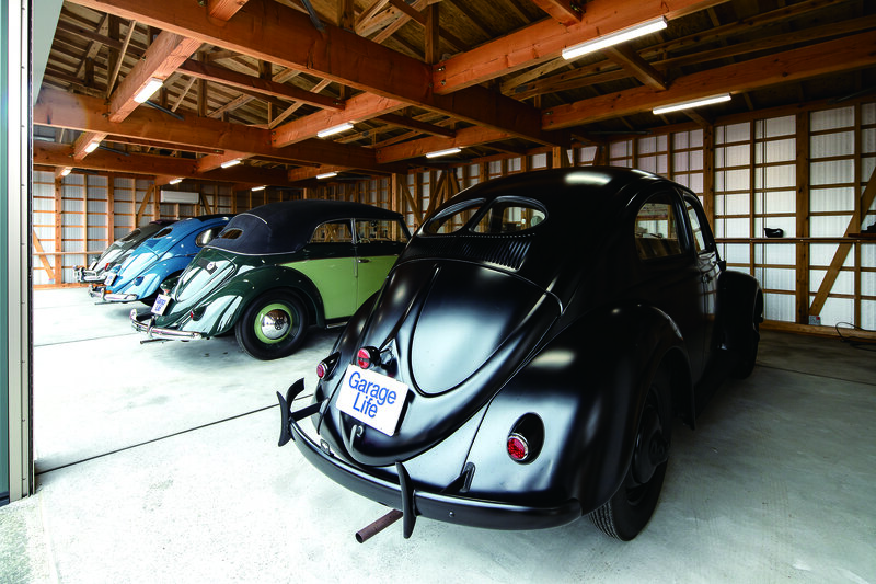 KdF รุ่นปี 1946 ที่พบในโรงงานของเยอรมันในช่วงสงคราม เป็นรุ่นพื้นฐานของ VW ที่เรียกว่ารถประจำชาติ เป็นรถที่ Dr. Ferdinand Porsche เป็นผู้ออกแบบ