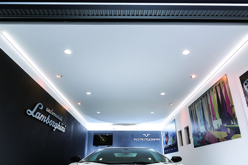 ไฟส่องสว่างในโรงจอดรถใช้ไฟ LED แบบยาวผลิตโดย  “FKK Co., Ltd.”