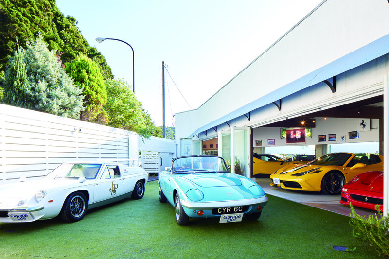 Lotus Elan ซึ่งสามารถเพลิดเพลินกับการวิ่งที่รวดเร็วและเร้าใจเป็นหนึ่งในรถคันโปรดด้วย ภายในโรงจอดรถ ผนังเป็นกระจกเพื่อให้มองเห็นรถยนต์คันโปรดได้ทั้งจากด้านหน้า ด้านข้าง และด้านหลัง